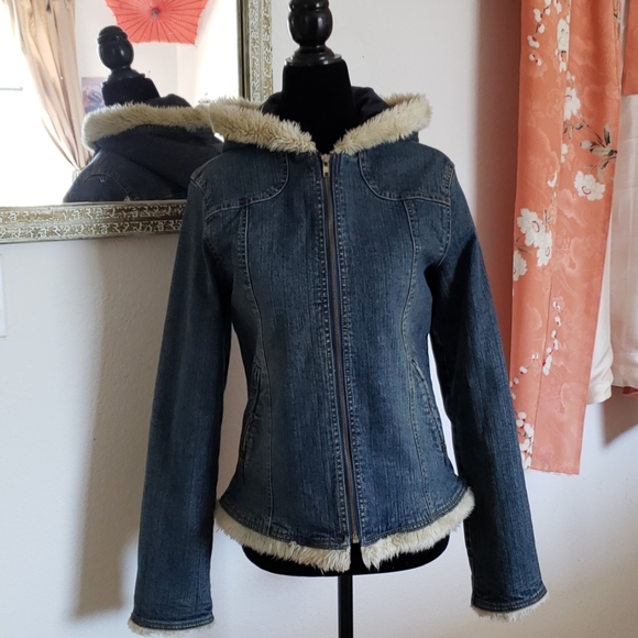Faux sherpa trimmed denim jacket w/ hood size M - Picture 2 of 8